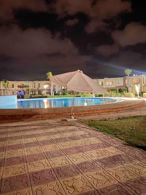 דירות Dawwar Muhammad Abu Shanab 50% Off. 2Br , 2Br Ground Floor With Pool View, Private Beach Access, Security 24/7 شاليه ٢ غرفه ، ٢ حمام ف الدور الارضي قدام جنينه و حمام السباحه مباشره ، شاطيء خاص بالقرية و أمن ٢٤ ساعه و مسجد خاص מראה חיצוני תמונה