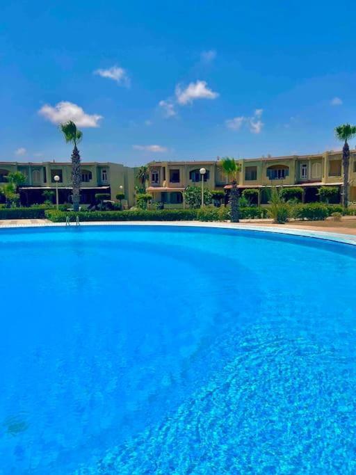 דירות Dawwar Muhammad Abu Shanab 50% Off. 2Br , 2Br Ground Floor With Pool View, Private Beach Access, Security 24/7 شاليه ٢ غرفه ، ٢ حمام ف الدور الارضي قدام جنينه و حمام السباحه مباشره ، شاطيء خاص بالقرية و أمن ٢٤ ساعه و مسجد خاص מראה חיצוני תמונה