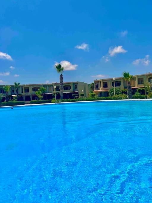 דירות Dawwar Muhammad Abu Shanab 50% Off. 2Br , 2Br Ground Floor With Pool View, Private Beach Access, Security 24/7 شاليه ٢ غرفه ، ٢ حمام ف الدور الارضي قدام جنينه و حمام السباحه مباشره ، شاطيء خاص بالقرية و أمن ٢٤ ساعه و مسجد خاص מראה חיצוני תמונה