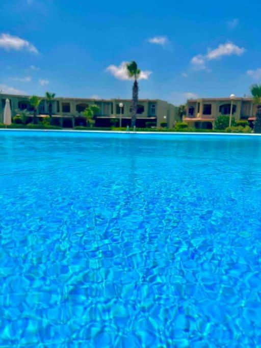 דירות Dawwar Muhammad Abu Shanab 50% Off. 2Br , 2Br Ground Floor With Pool View, Private Beach Access, Security 24/7 شاليه ٢ غرفه ، ٢ حمام ف الدور الارضي قدام جنينه و حمام السباحه مباشره ، شاطيء خاص بالقرية و أمن ٢٤ ساعه و مسجد خاص מראה חיצוני תמונה